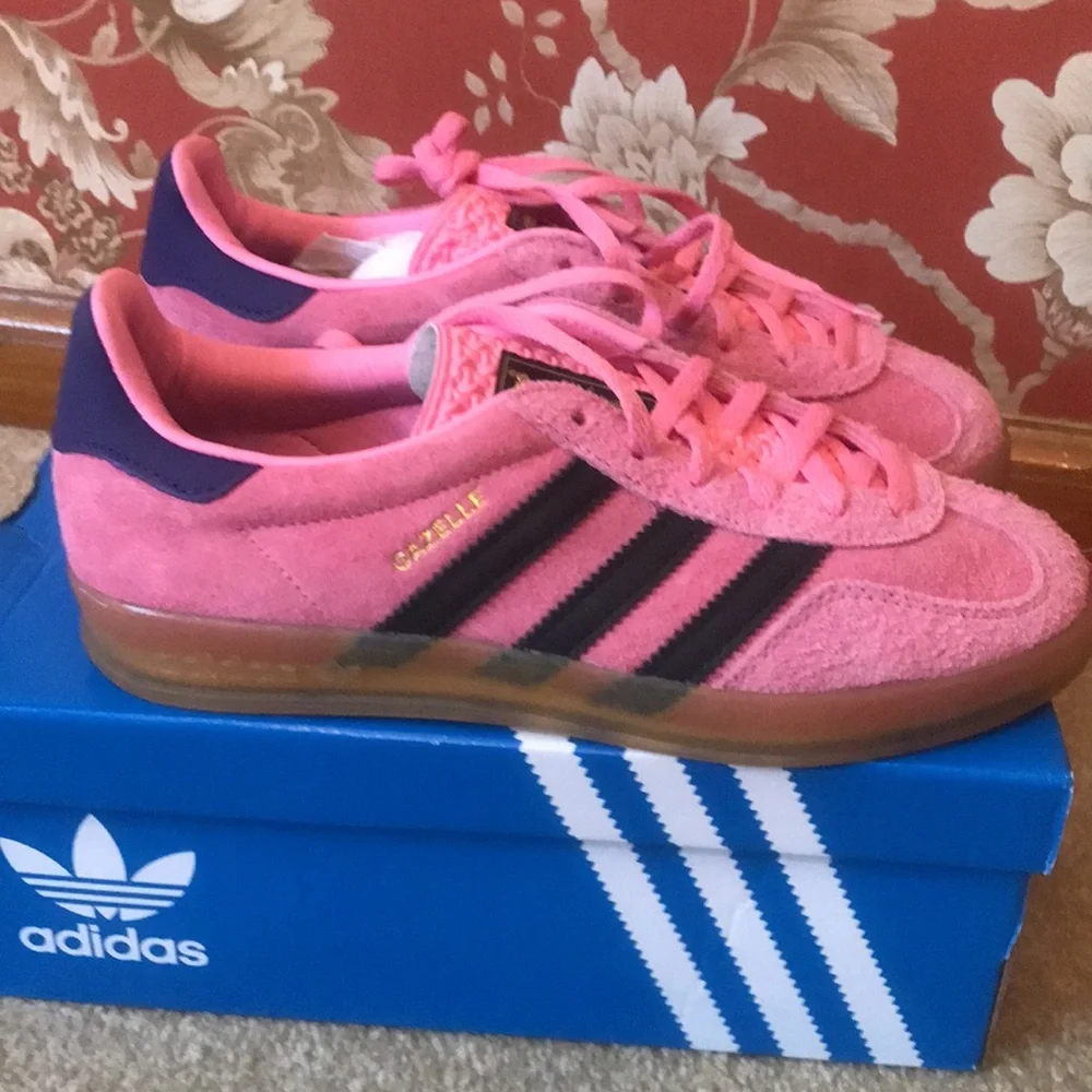 Adidas Womens BRAND NEW Gazelle sneakers in Bliss Pink. Size 6!
